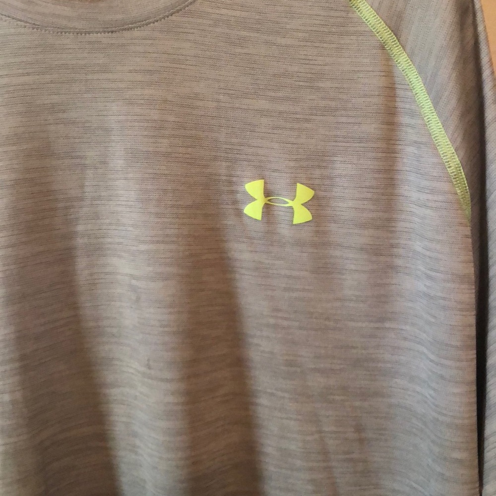 Under armour shirt - Picture 2 of 4